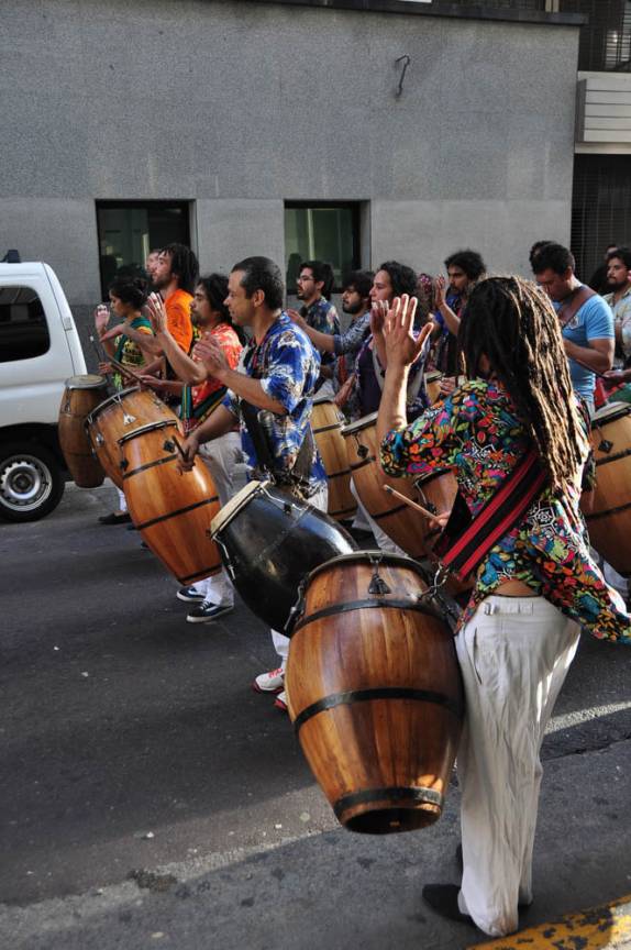 Carnaval fora de época nas estreitas ruas de San Telmo, em Buenos Aires, na Argentina
